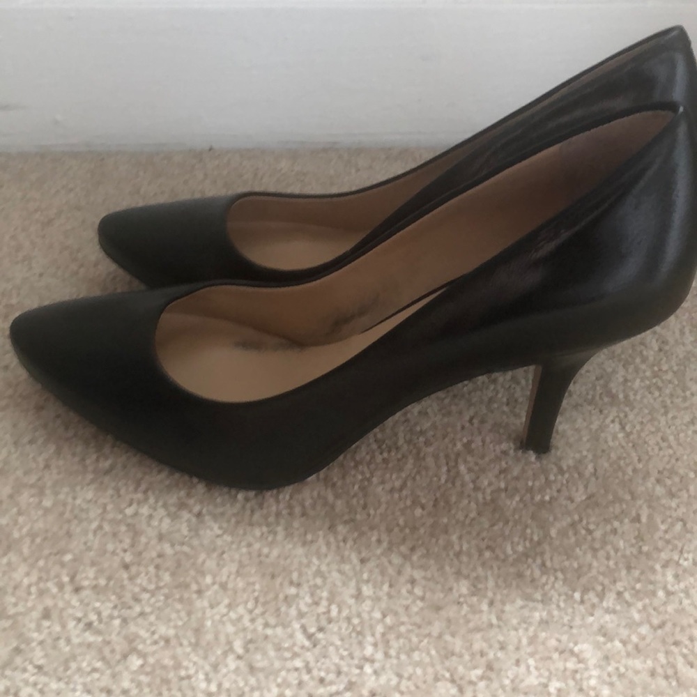 Basic black pumps
